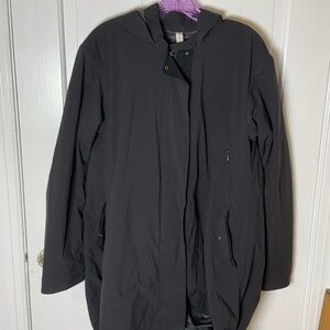 Lululemon &Go Swing Trench in black. Size 6.